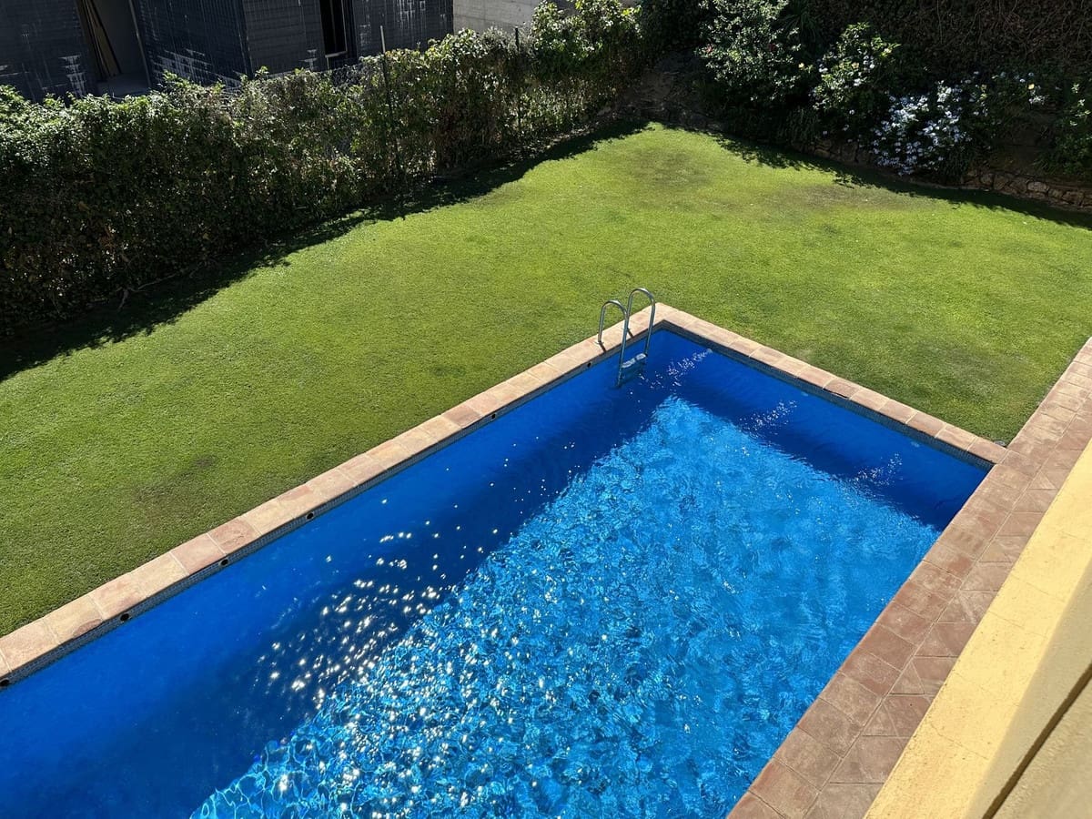 6 soveværelse Byhus til salg i Sotogrande med swimmingpool garage - € 1.250.000 (Ref: 9763593)