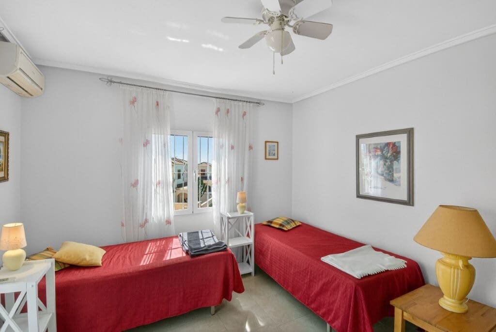 3 soveværelse Semi-Rækkehus til salg i Playa Flamenca med swimmingpool - € 249.000 (Ref: 9765109)