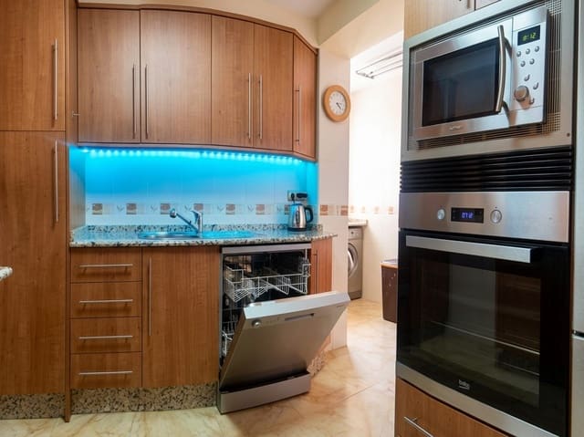 2 sovrum Lägenhet till salu i Zona Puerto Deportivo, Fuengirola med garage - 325 000 € (Ref: 9770525)