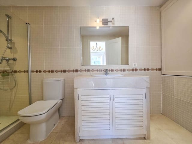 3 slaapkamer Penthouse te koop in La Duquesa / Puerto de la Duquesa, Manilva met garage - € 325.000 (Ref: 9770536)