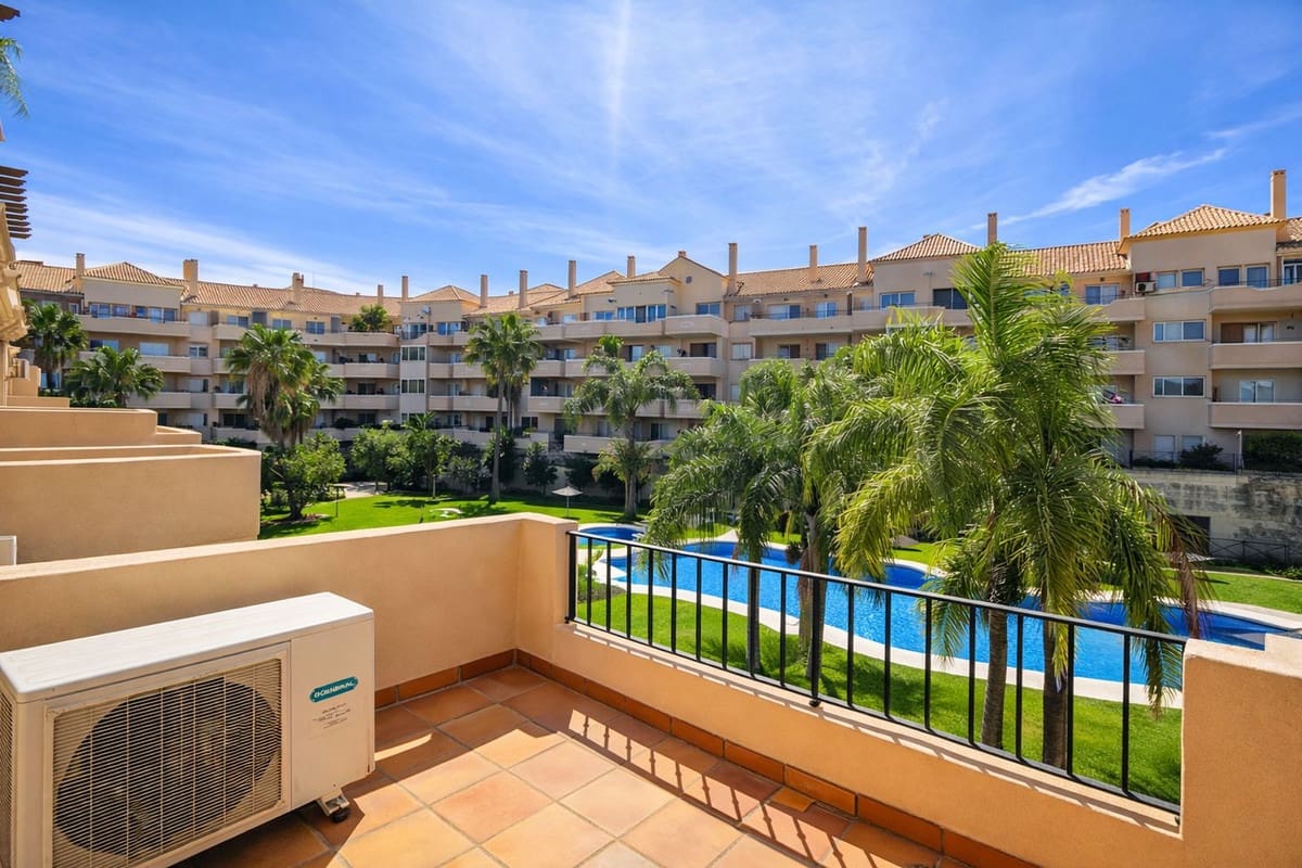 3 bedroom Penthouse for sale in La Duquesa / Puerto de la Duquesa with garage - € 325,000 (Ref: 9770536)