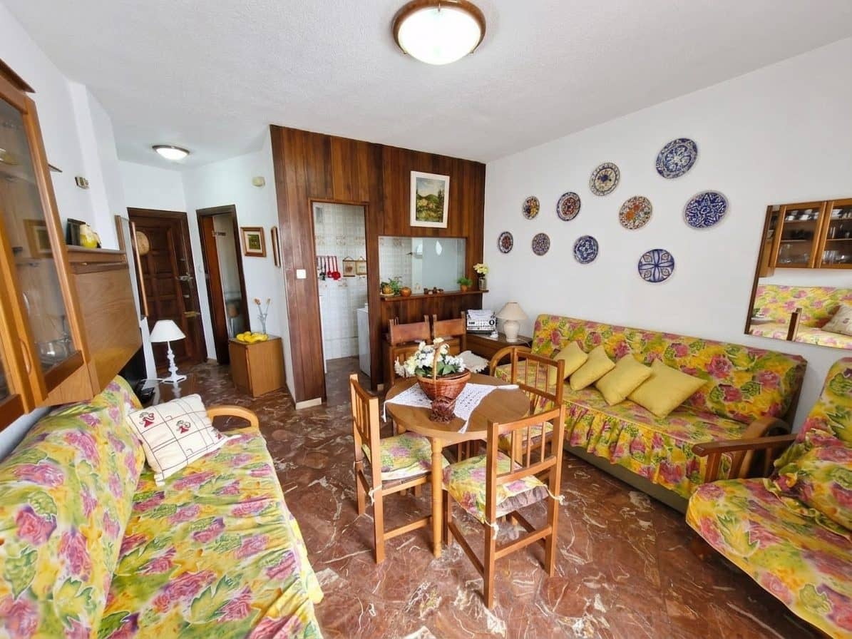 Apartment for sale in Benalmadena Costa with pool - € 170,000 (Ref: 9777925)