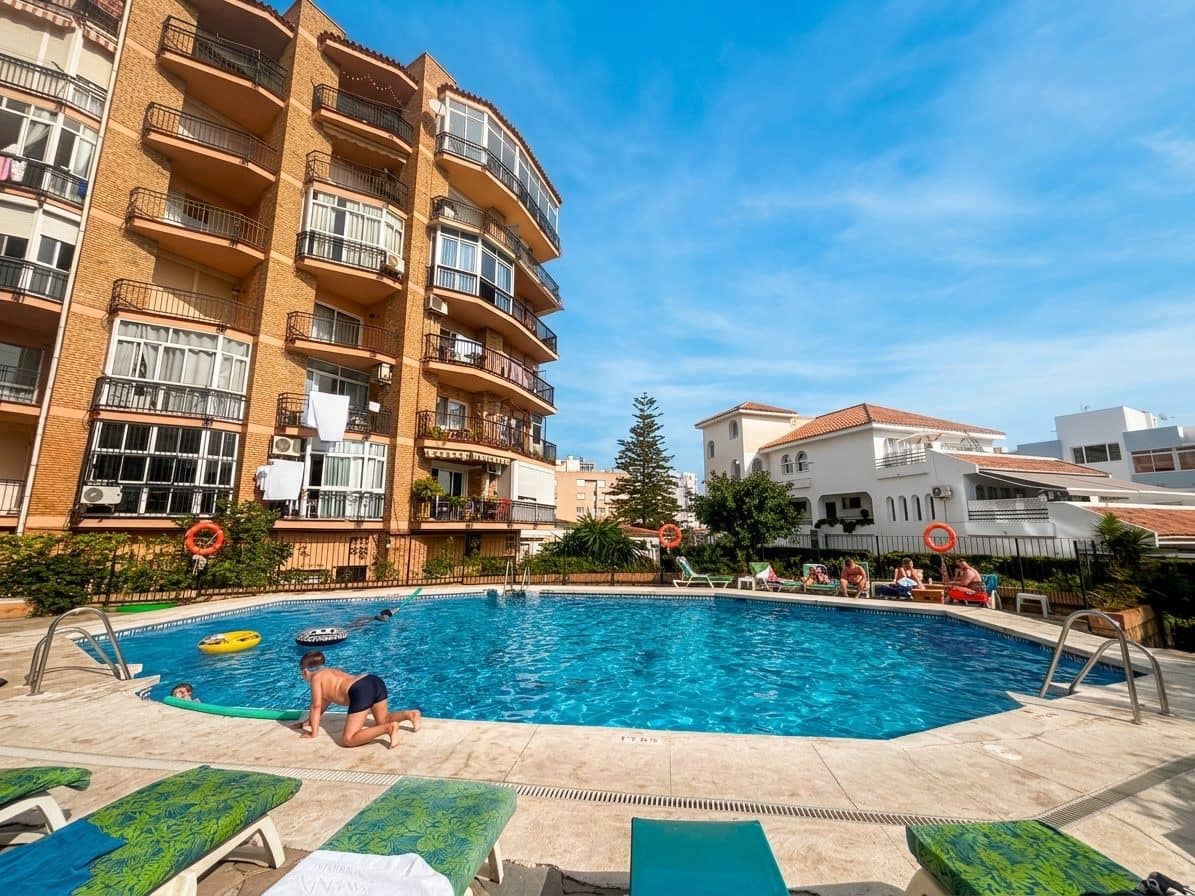 Apartment for sale in Benalmadena Costa with pool - € 170,000 (Ref: 9777925)