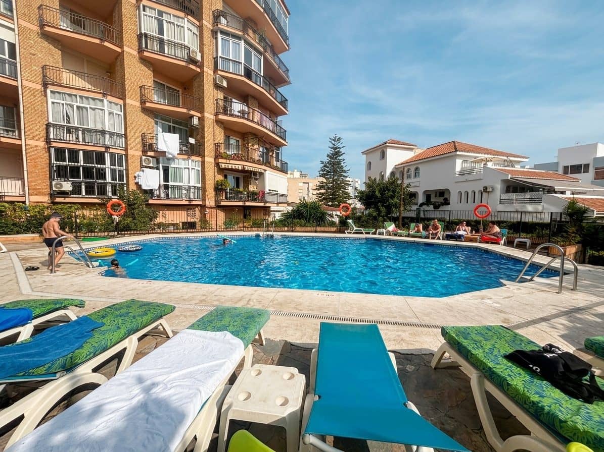 Apartment for sale in Benalmadena Costa with pool - € 170,000 (Ref: 9777925)