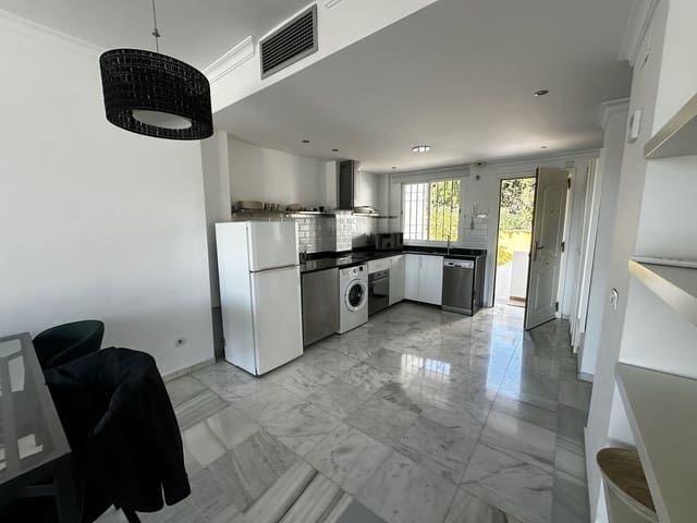 Apartamento de 2 habitaciones en Los Naranjos, Marbella en venta con piscina - 460.000 € (Ref: 9781366)