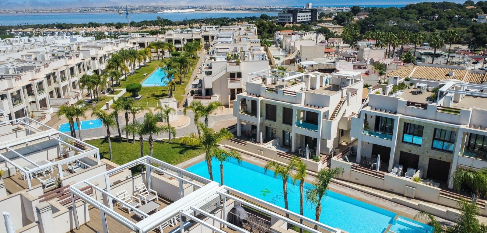 2 soverom Leilighet til salgs i Torrevieja med svømmebasseng garasje - € 312 500 (Ref: 9783700)