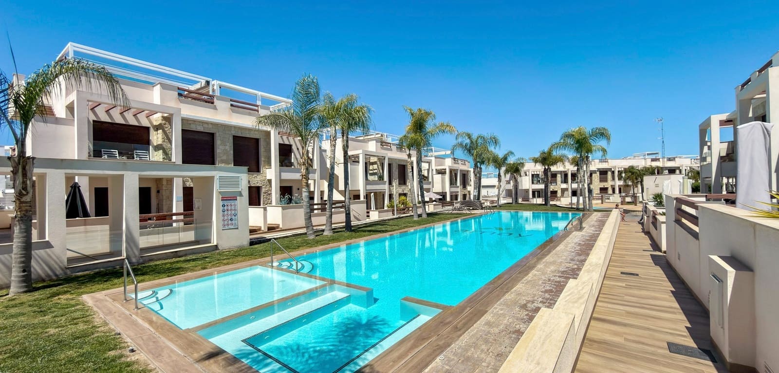 2 soverom Leilighet til salgs i Torrevieja med svømmebasseng garasje - € 312 500 (Ref: 9783700)