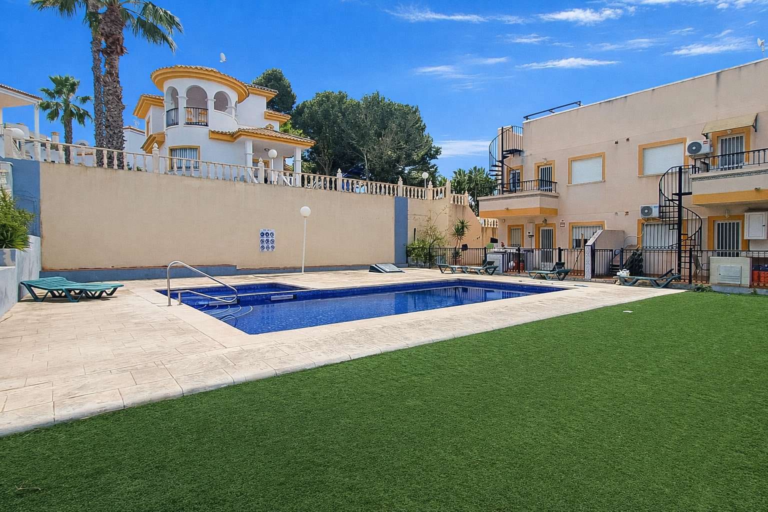 2 Zimmer Apartment zu verkaufen in Villamartin mit Pool - 164.999 € (Ref: 9788282)