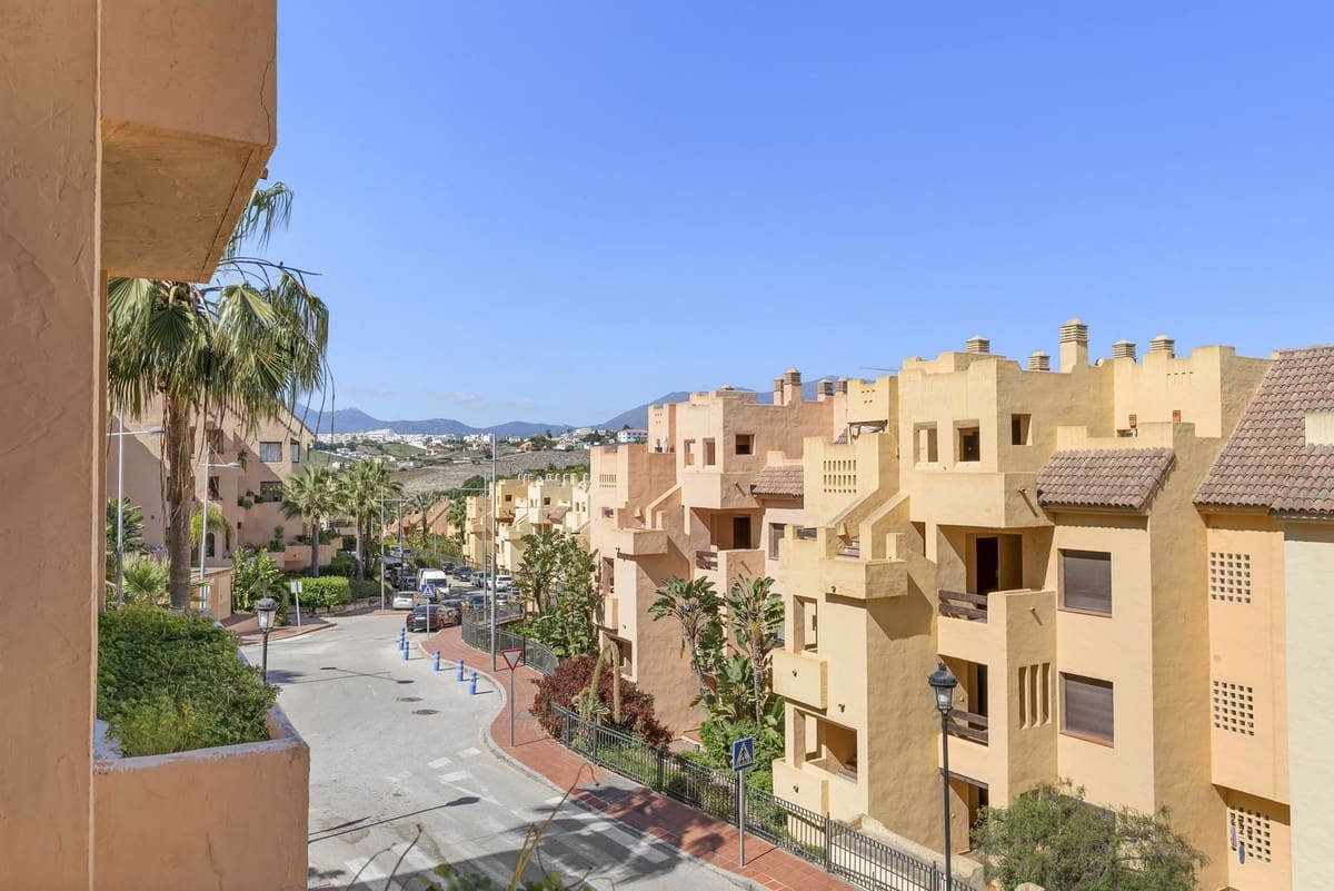 2 soverom Leilighet til salgs i Manilva med svømmebasseng garasje - € 235 000 (Ref: 9788286)