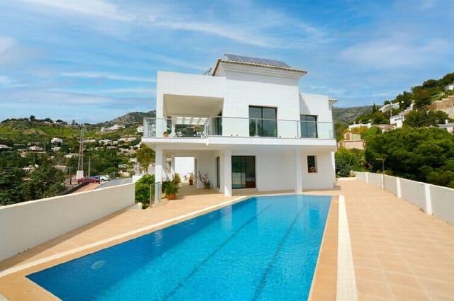 Chalet de 3 habitaciones en Mijas pueblo, Mijas en venta con piscina garaje - 1.445.000 € (Ref: 9790914)