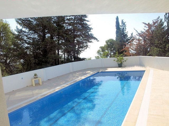 3 soveværelse Villa til salg i Mijas Costa med swimmingpool garage - € 1.445.000 (Ref: 9796965)
