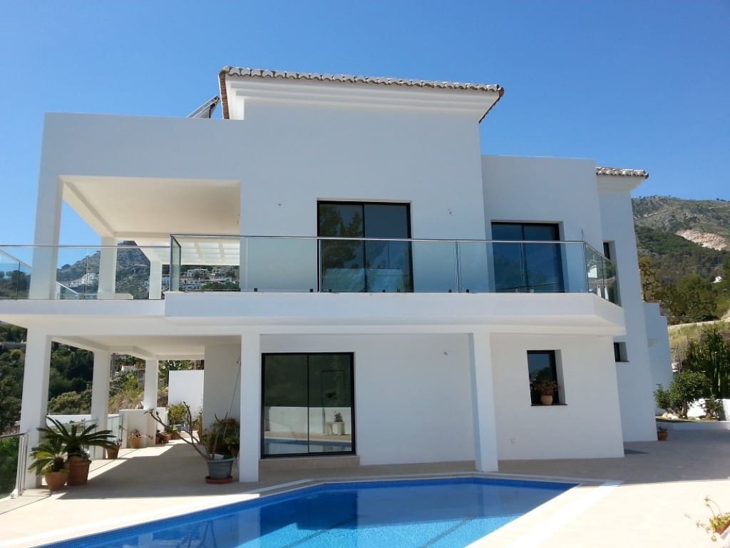 3 soveværelse Villa til salg i Mijas Costa med swimmingpool garage - € 1.445.000 (Ref: 9796965)