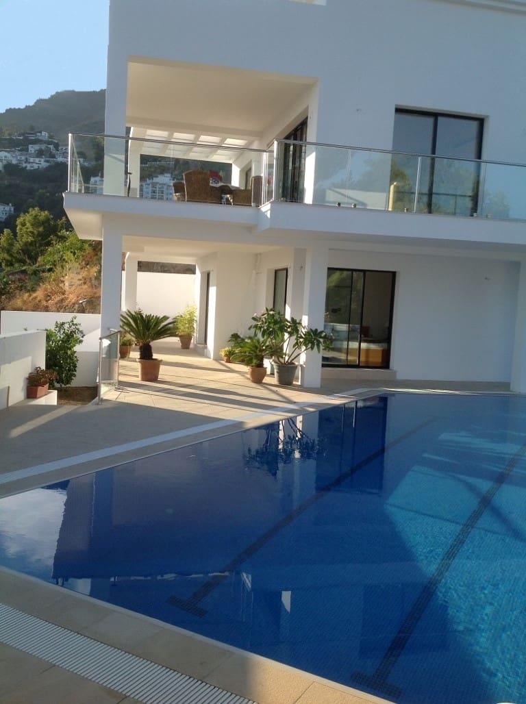 3 soveværelse Villa til salg i Mijas Costa med swimmingpool garage - € 1.445.000 (Ref: 9796965)