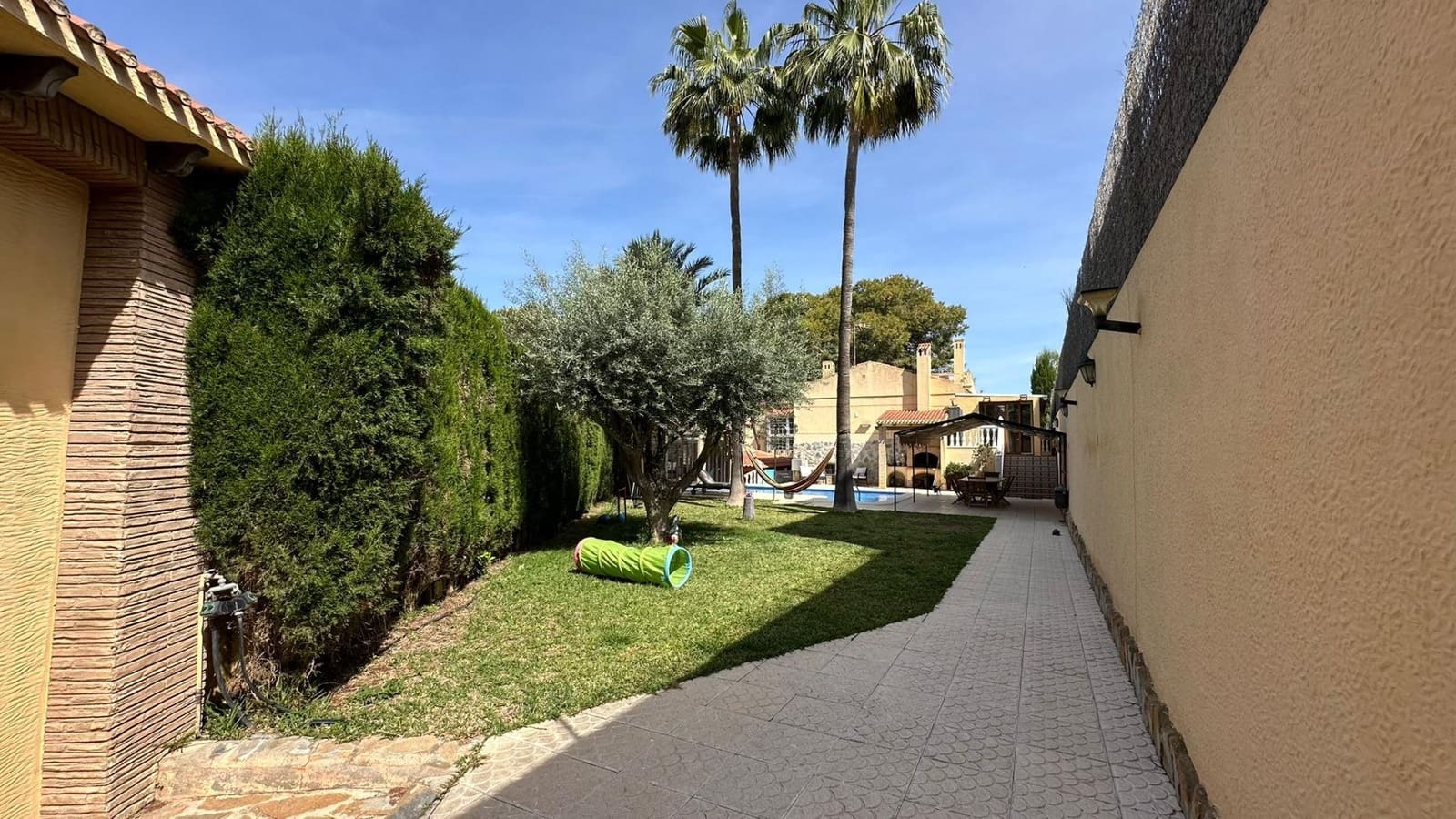 4 soverom Villa til salgs i Torrevieja med svømmebasseng - € 490 000 (Ref: 9799100)