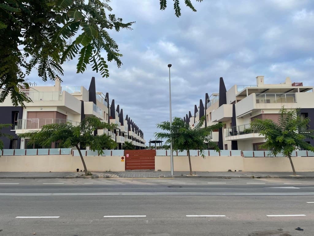 Ático de 2 habitaciones en Torre de la Horadada en venta con piscina - 345.000 € (Ref: 9800593)