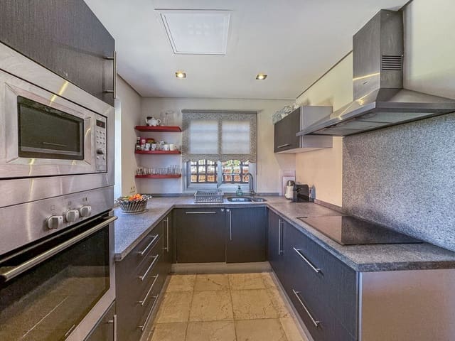 4 chambre Maison de Ville à vendre à Manilva Pueblo, Manilva avec piscine - 479 000 € (Ref: 9804182)