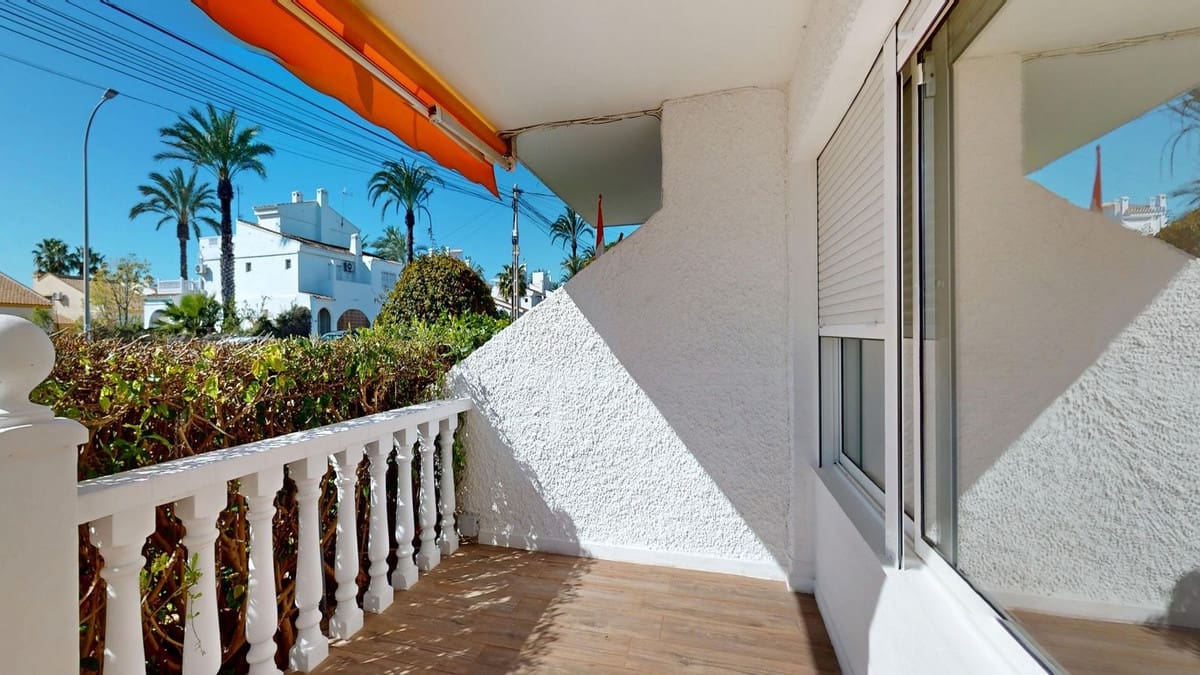 Apartamento de 2 habitaciones en Villamartin en venta - 225.000 € (Ref: 9806323)