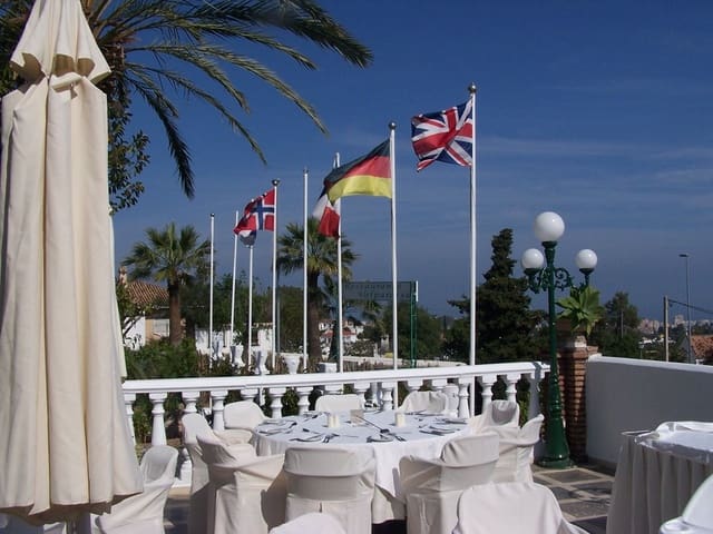 Kaupallinen myytävänä paikassa Mijas Costa, Mijas mukana uima-altaan - 1 200 000 € (Ref: 9811439)