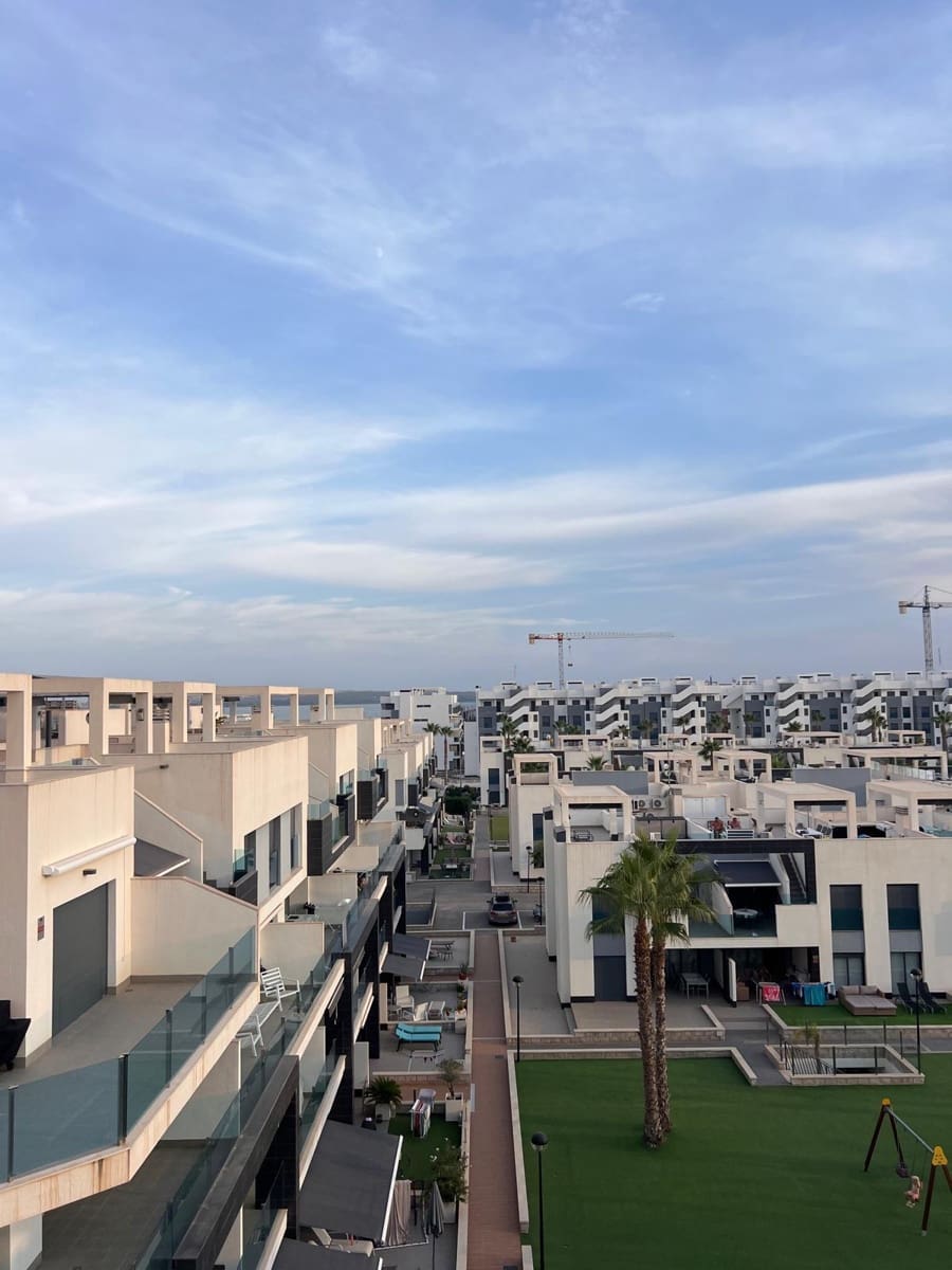 Ático de 2 habitaciones en Guardamar del Segura en venta con piscina - 295.000 € (Ref: 9811445)