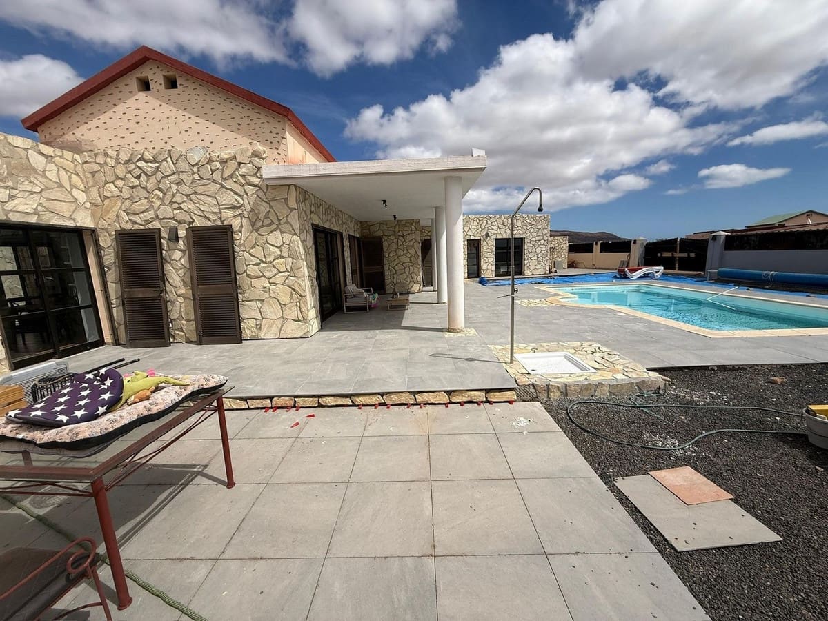 3 bedroom Finca/Country House for sale in Triquivijate with pool garage - € 469,000 (Ref: 9817944)