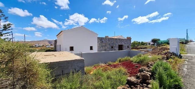4 bedroom Villa for sale in Villaverde, La Oliva with pool garage - € 395,000 (Ref: 9820305)