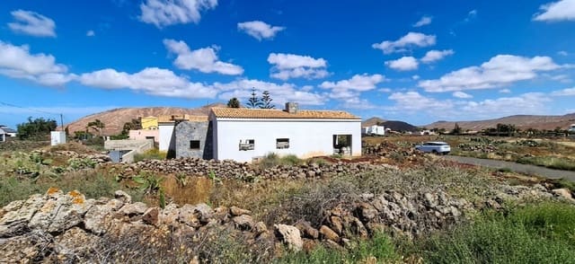 4 bedroom Villa for sale in Villaverde, La Oliva with pool garage - € 395,000 (Ref: 9820305)