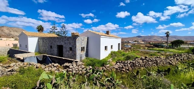 4 bedroom Villa for sale in Villaverde, La Oliva with pool garage - € 395,000 (Ref: 9820305)