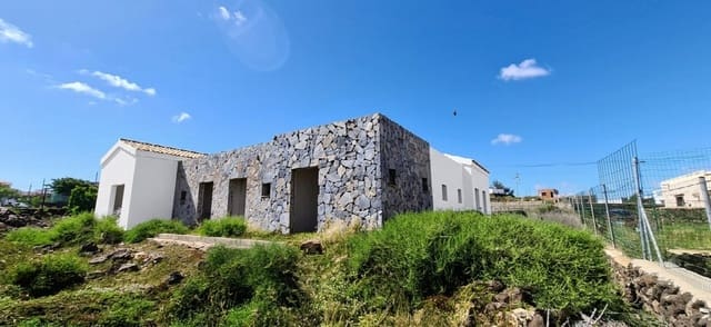 4 bedroom Villa for sale in Villaverde, La Oliva with pool garage - € 395,000 (Ref: 9820305)