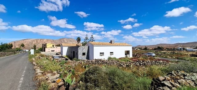 4 bedroom Villa for sale in Villaverde, La Oliva with pool garage - € 395,000 (Ref: 9820305)