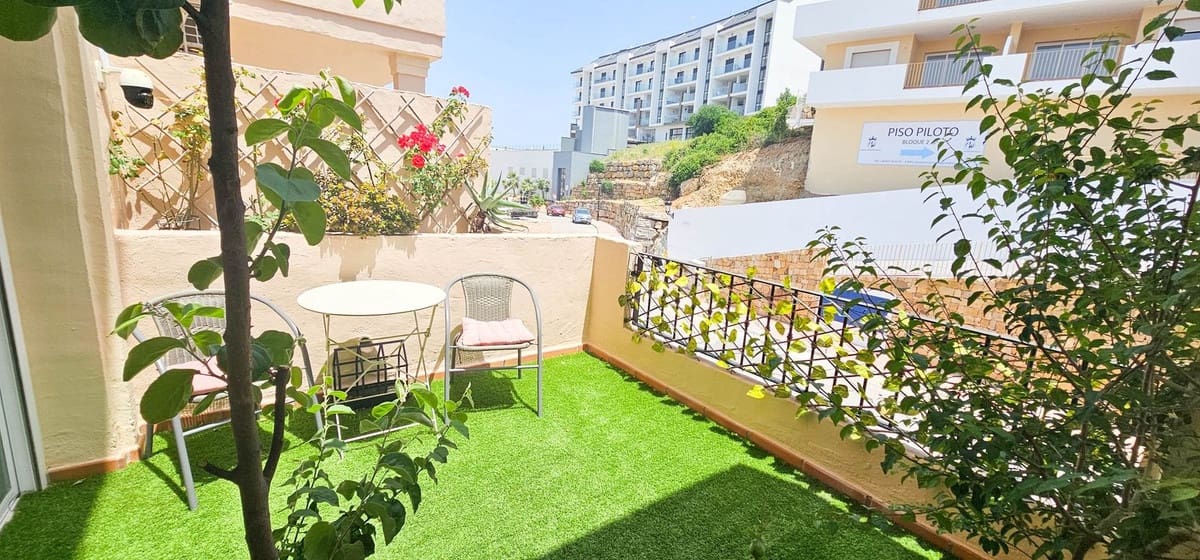 2 chambre Villa/Maison Semi-Mitoyenne à vendre à La Duquesa / Puerto de la Duquesa avec piscine - 270 000 € (Ref: 9823995)