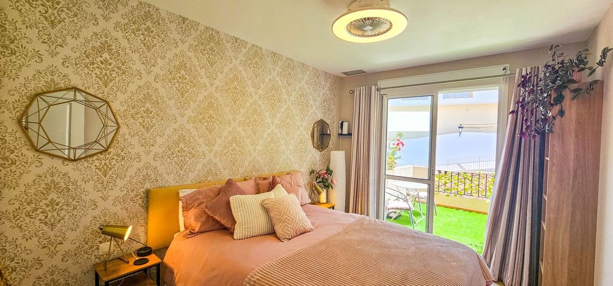 2 chambre Villa/Maison Semi-Mitoyenne à vendre à La Duquesa / Puerto de la Duquesa avec piscine - 270 000 € (Ref: 9823995)