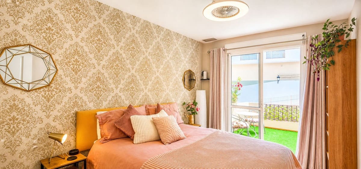 2 bedroom Villa for sale in La Duquesa / Puerto de la Duquesa with pool - € 259,000 (Ref: 9823995)