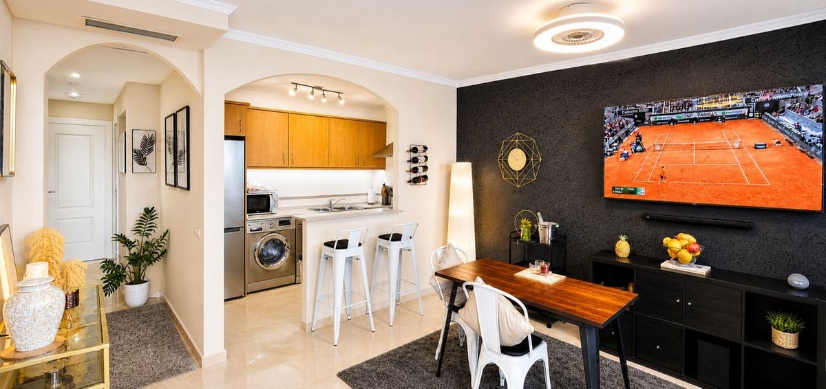 2 bedroom Villa for sale in La Duquesa / Puerto de la Duquesa with pool - € 259,000 (Ref: 9823995)
