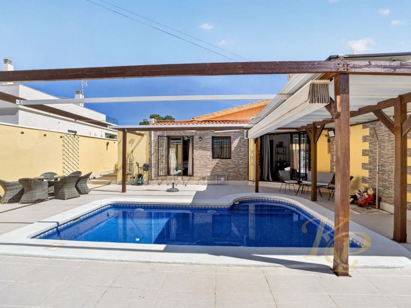 3 bedroom Villa for sale in Torrevieja with pool - € 496,000 (Ref: 9824004)