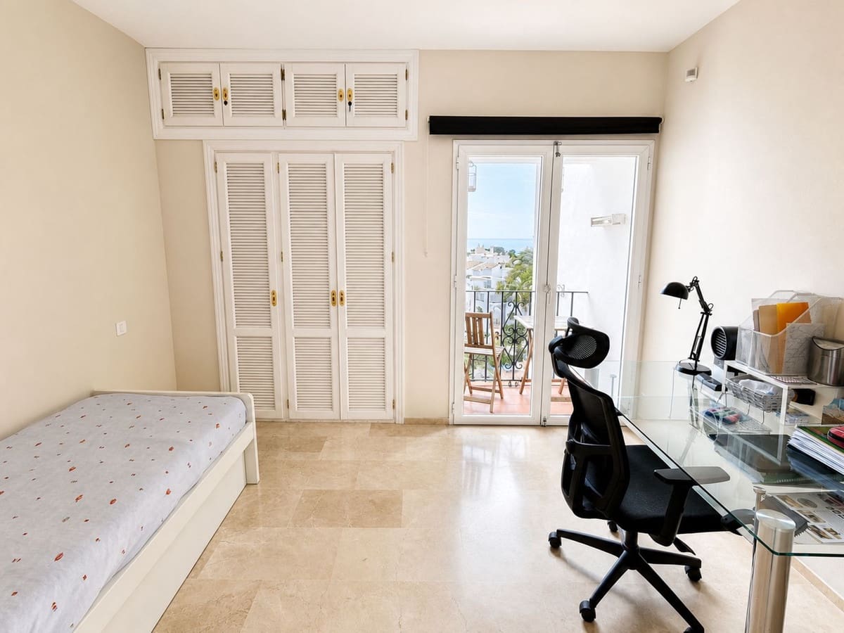 2 bedroom Villa for sale in La Duquesa / Puerto de la Duquesa with pool garage - € 280,000 (Ref: 9824877)