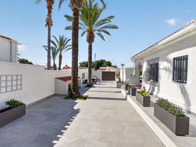 3 slaapkamer Villa te koop in Nueva Torrevieja, Torrevieja met zwembad - € 399.000 (Ref: 9826597)