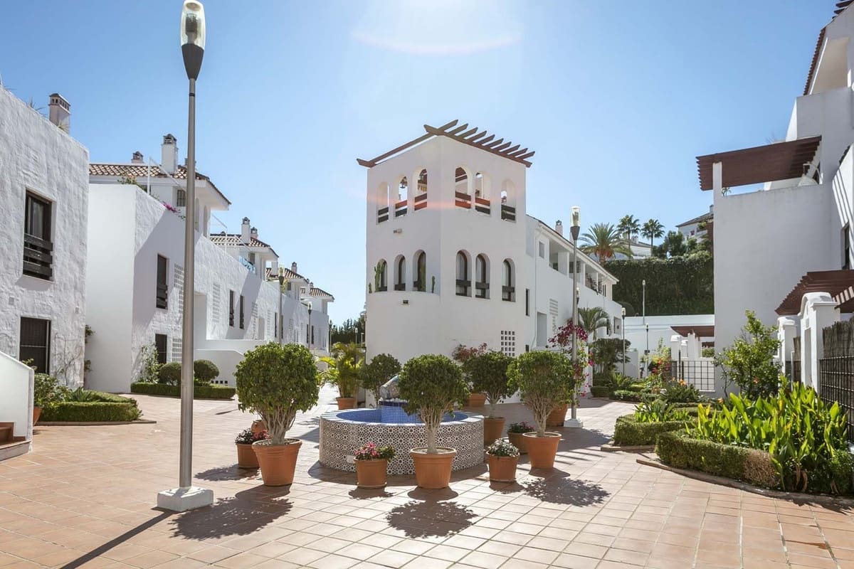 1 soverom Leilighet til salgs i Nueva Andalucia med svømmebasseng garasje - € 460 000 (Ref: 9828892)