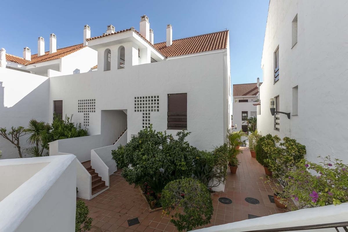 1 soverom Leilighet til salgs i Nueva Andalucia med svømmebasseng garasje - € 460 000 (Ref: 9828892)