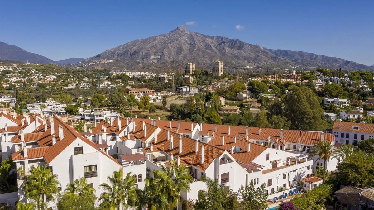 1 soverom Leilighet til salgs i Nueva Andalucia med svømmebasseng garasje - € 460 000 (Ref: 9828892)