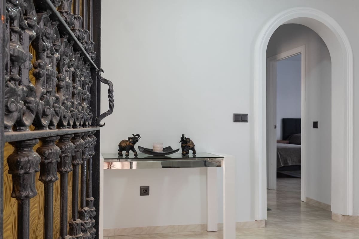 6 Zimmer Villa zu verkaufen in Alhaurin el Grande mit Pool - 585.000 € (Ref: 9828895)