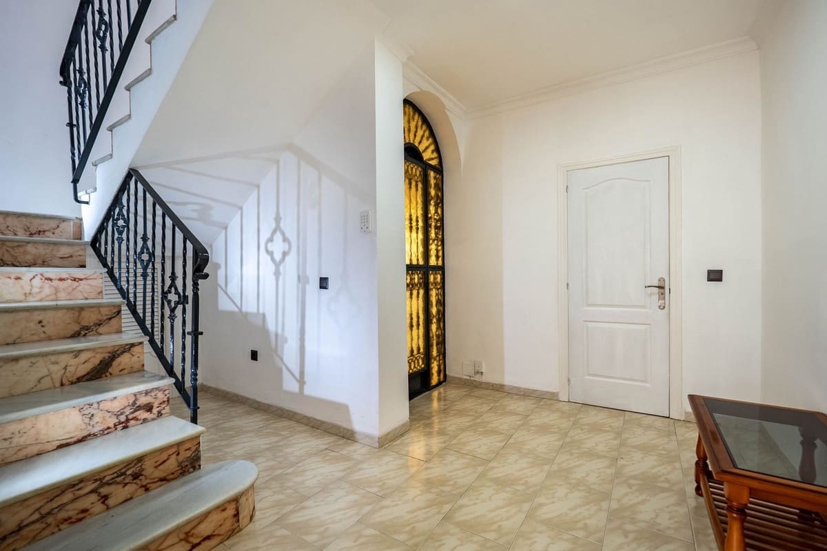 6 Zimmer Villa zu verkaufen in Alhaurin el Grande mit Pool - 585.000 € (Ref: 9828895)
