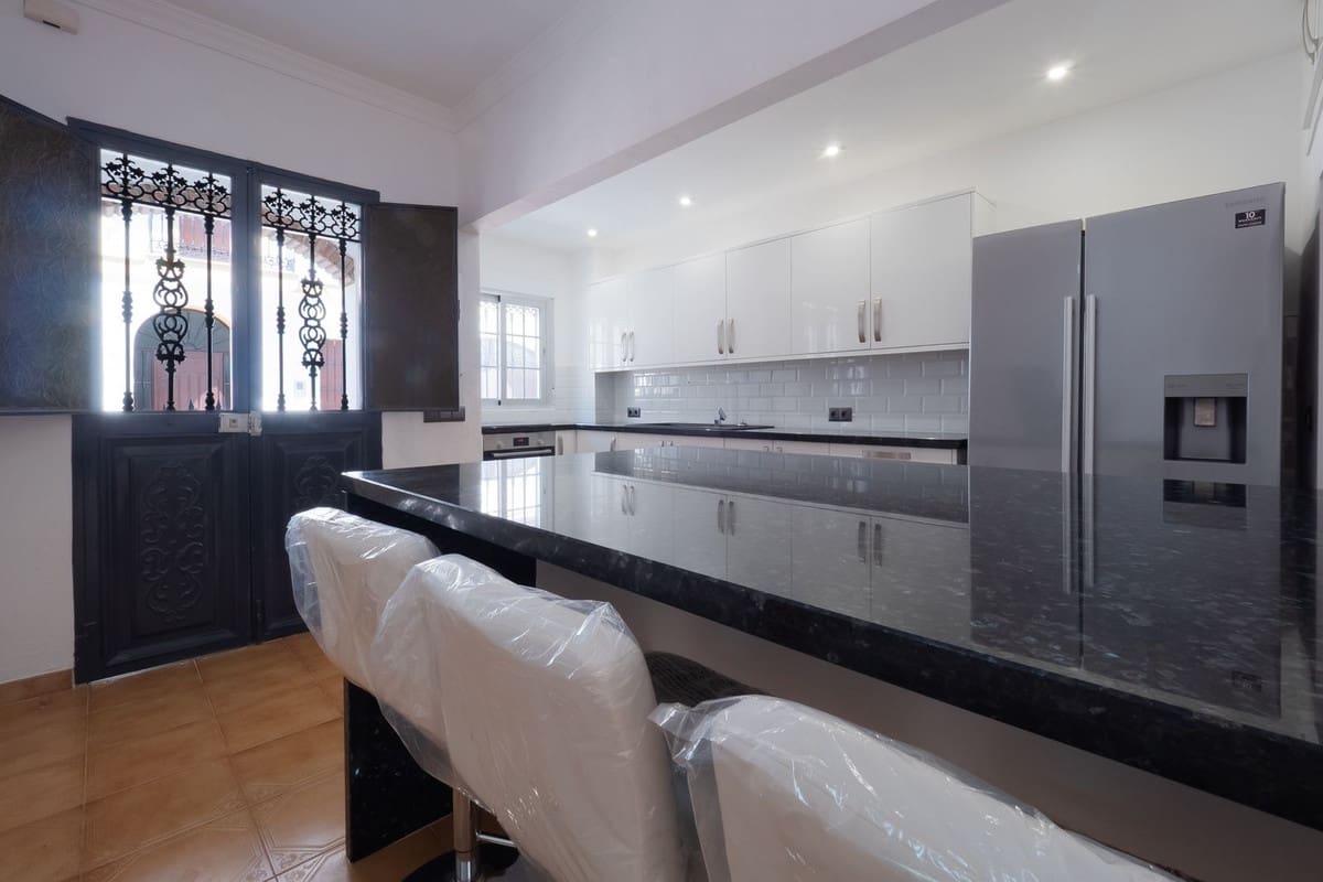 6 Zimmer Villa zu verkaufen in Alhaurin el Grande mit Pool - 585.000 € (Ref: 9828895)