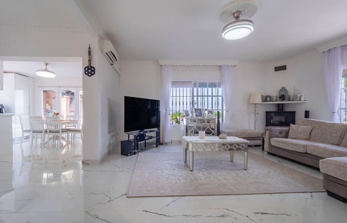 Chalet de 3 habitaciones en Coín en venta con piscina - 565.000 € (Ref: 9828896)