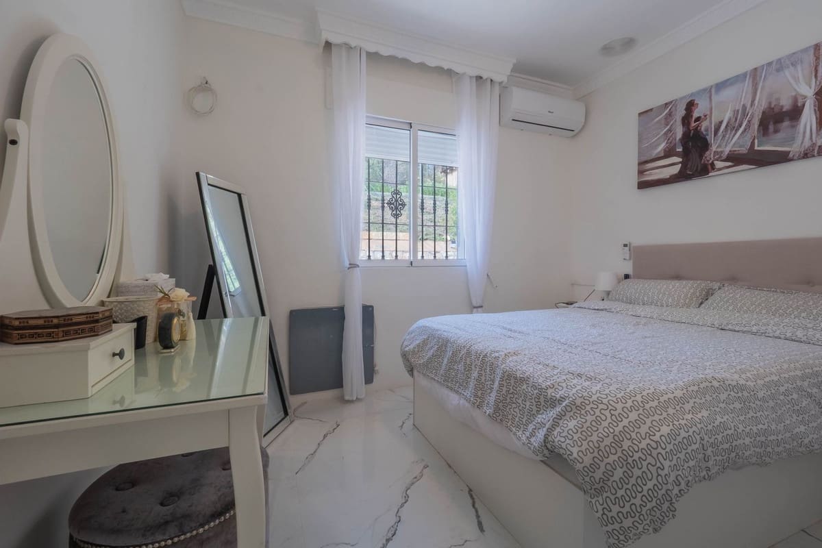 Chalet de 3 habitaciones en Coín en venta con piscina - 565.000 € (Ref: 9828896)