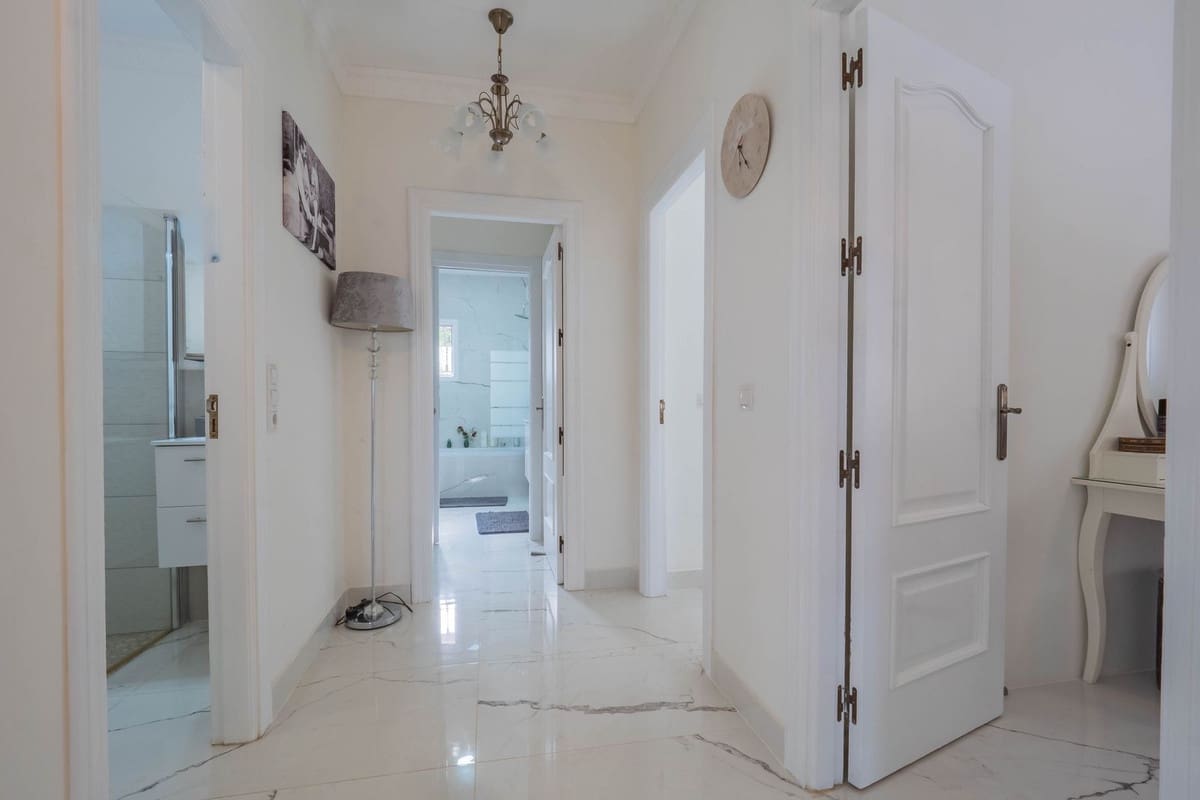 Chalet de 3 habitaciones en Coín en venta con piscina - 565.000 € (Ref: 9828896)