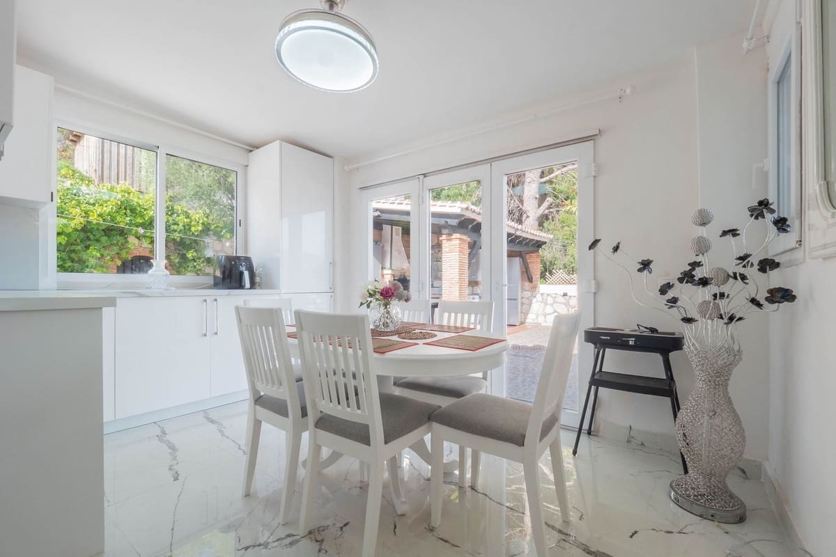 Chalet de 3 habitaciones en Coín en venta con piscina - 565.000 € (Ref: 9828896)