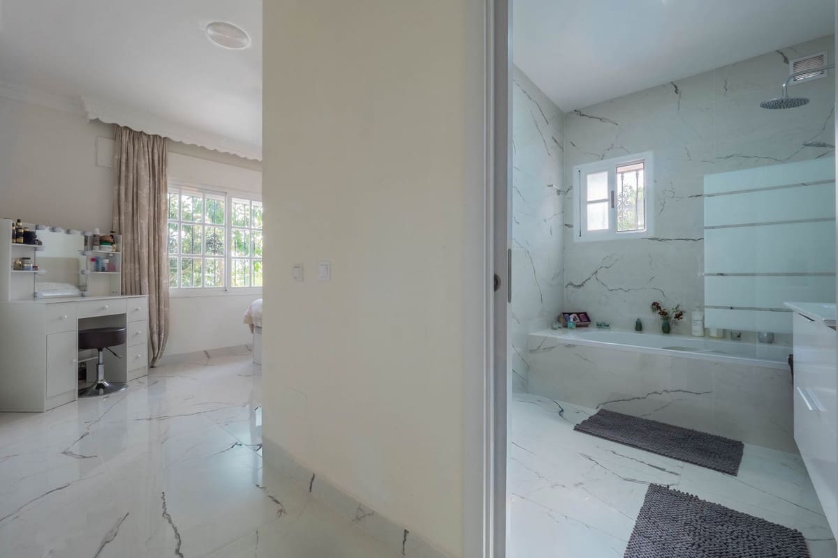 Chalet de 3 habitaciones en Coín en venta con piscina - 565.000 € (Ref: 9828896)