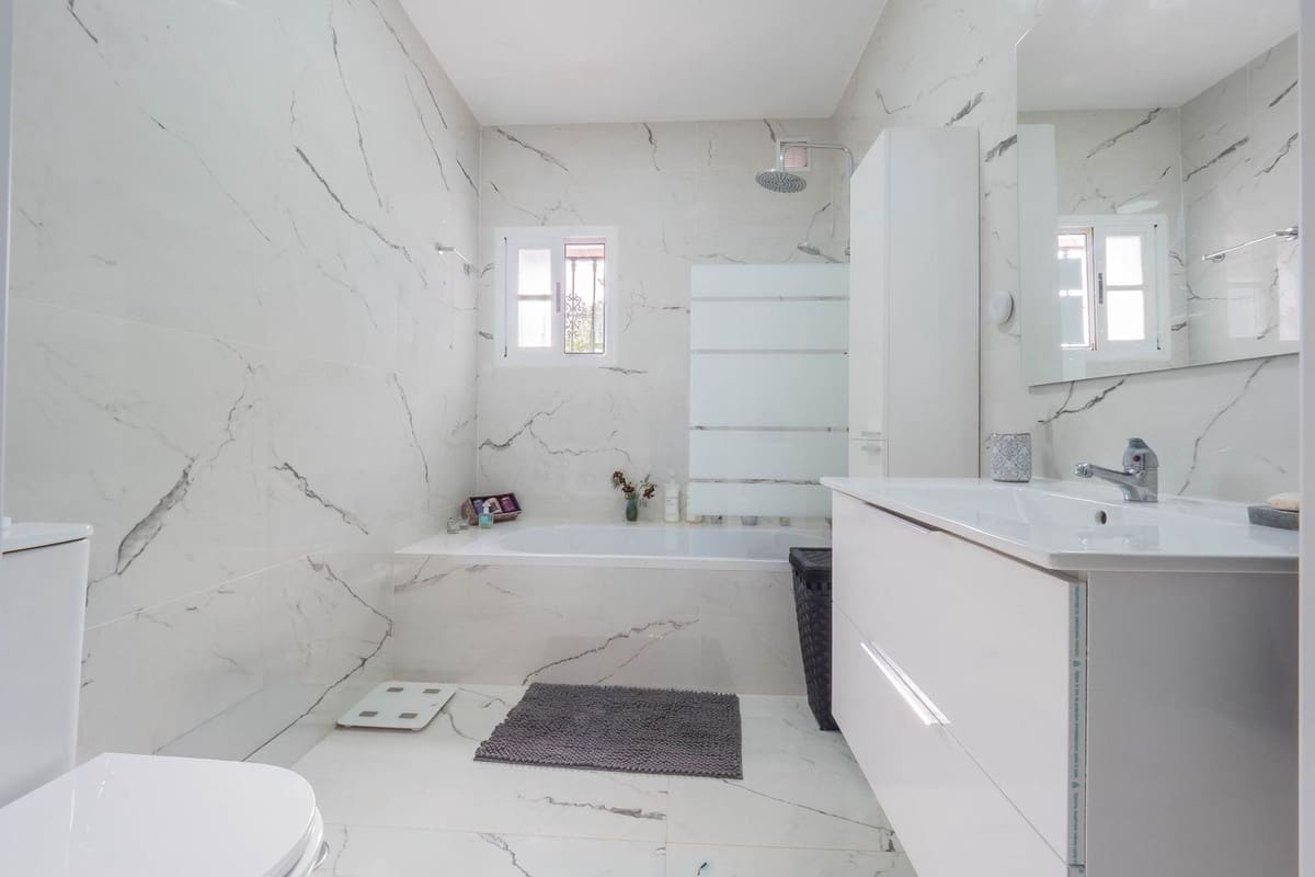 Chalet de 3 habitaciones en Coín en venta con piscina - 565.000 € (Ref: 9828896)