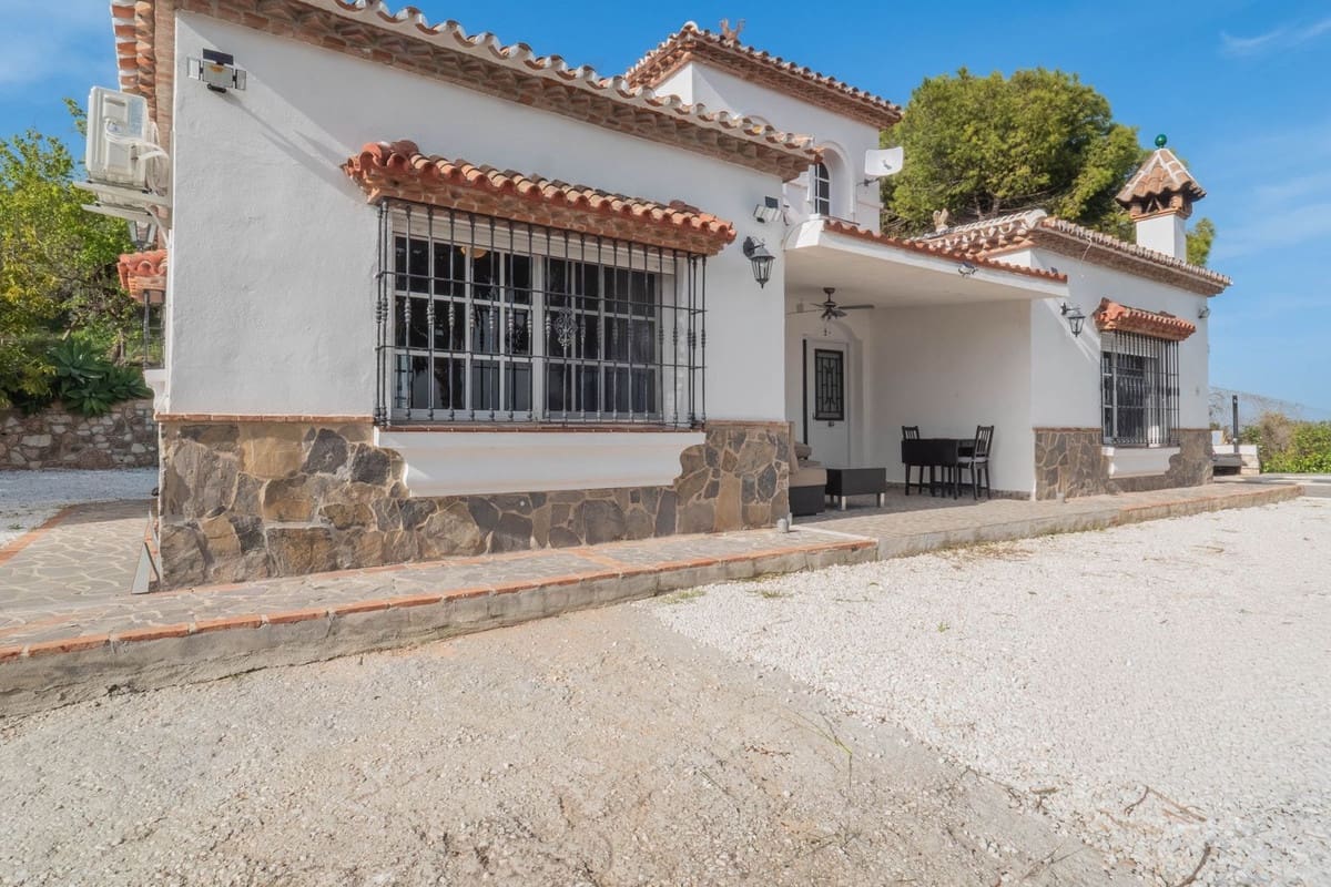 Chalet de 3 habitaciones en Coín en venta con piscina - 565.000 € (Ref: 9828896)