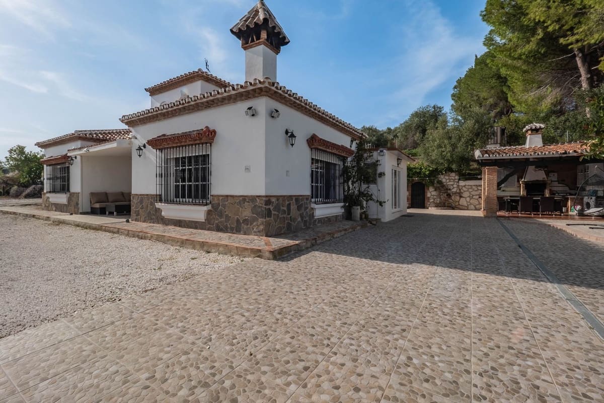 Chalet de 3 habitaciones en Coín en venta con piscina - 565.000 € (Ref: 9828896)